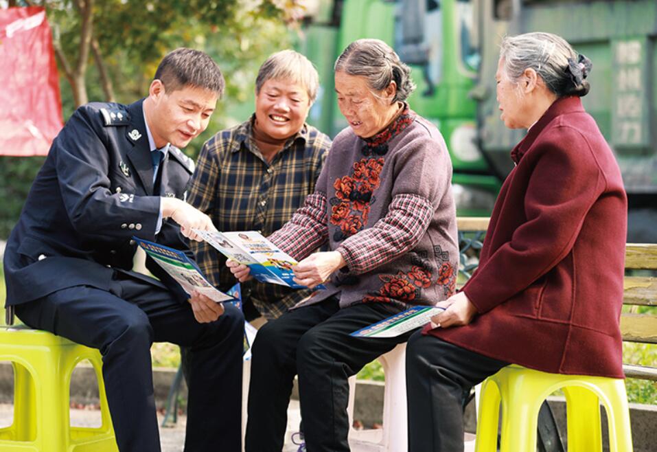 实施积极应对人口老龄化国家战略，实现全体老年人基本养老服务